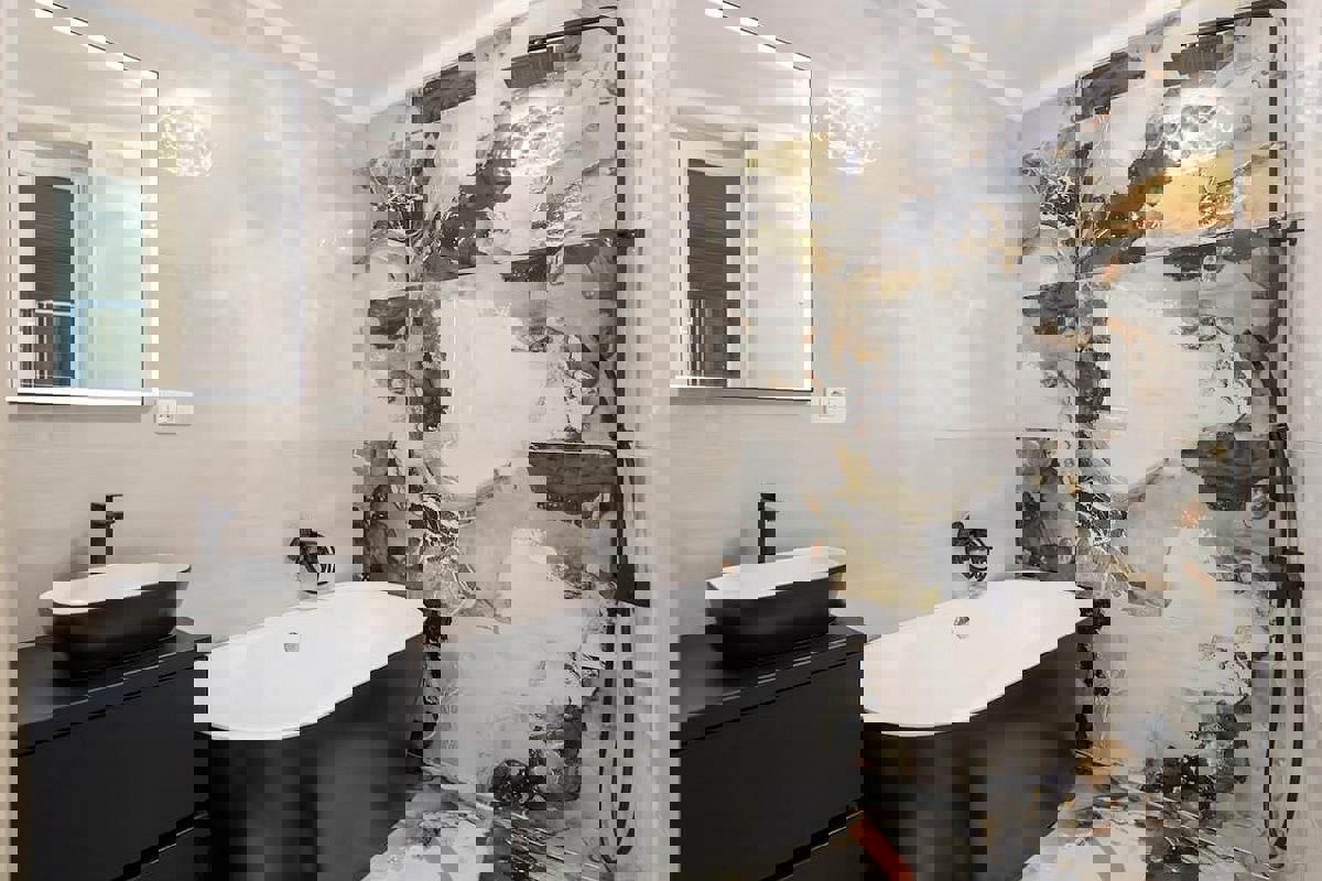 Appartamento con due camere da letto e monolocale completamente ristrutturati in centro città, ideali come residenza e investimento