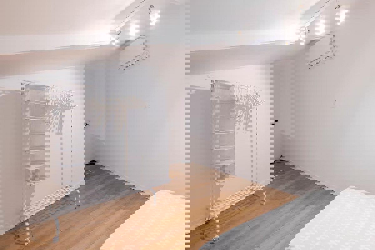 Appartamento con due camere da letto e monolocale completamente ristrutturati in centro città, ideali come residenza e investimento