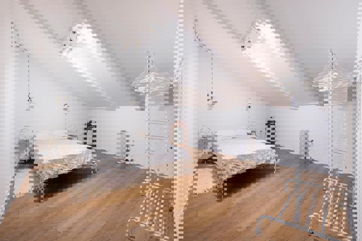 Appartamento con due camere da letto e monolocale completamente ristrutturati in centro città, ideali come residenza e investimento