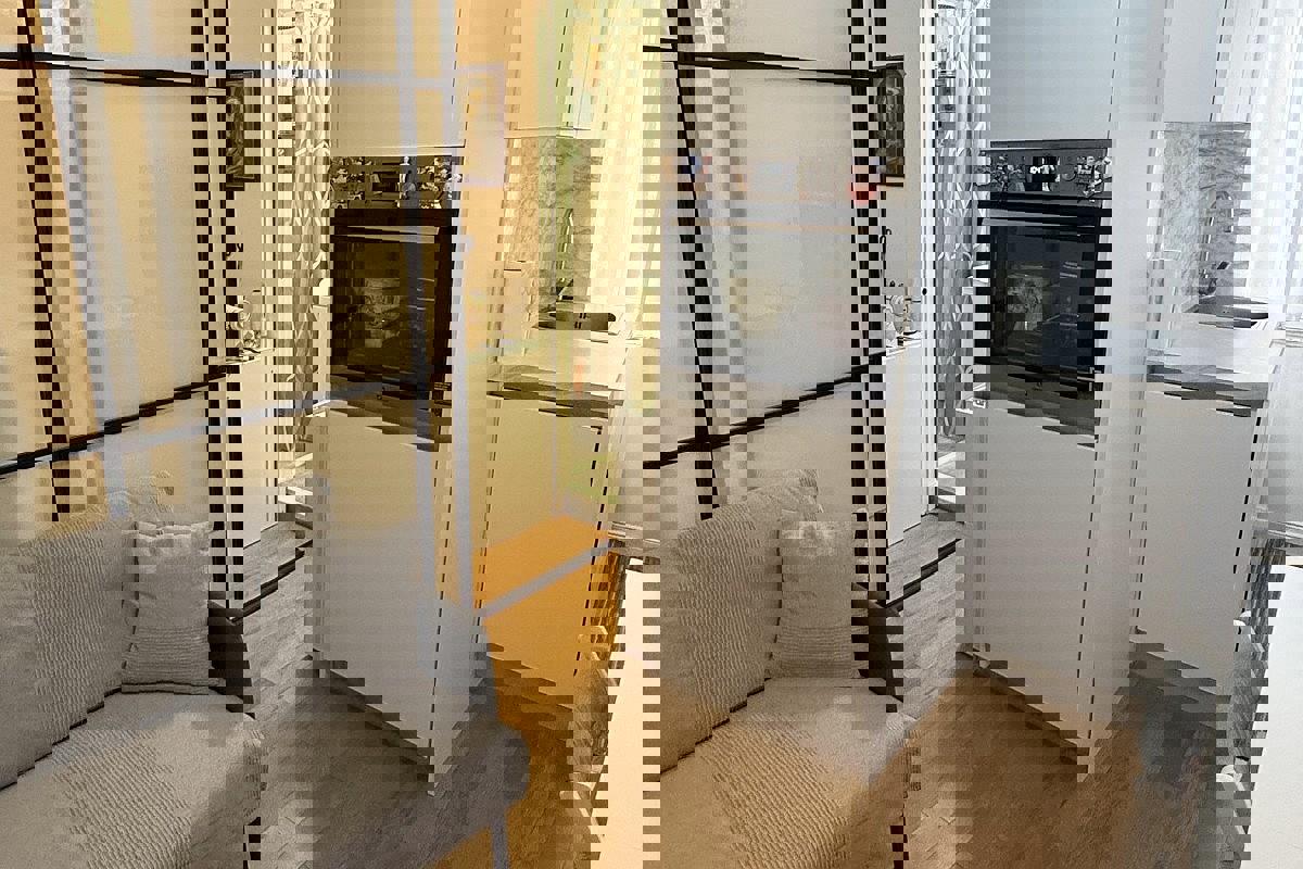 Appartamento con due camere da letto e monolocale completamente ristrutturati in centro città, ideali come residenza e investimento