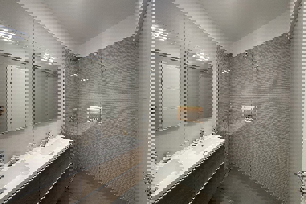 Attico moderno con terrazza panoramica e vista mare panoramica