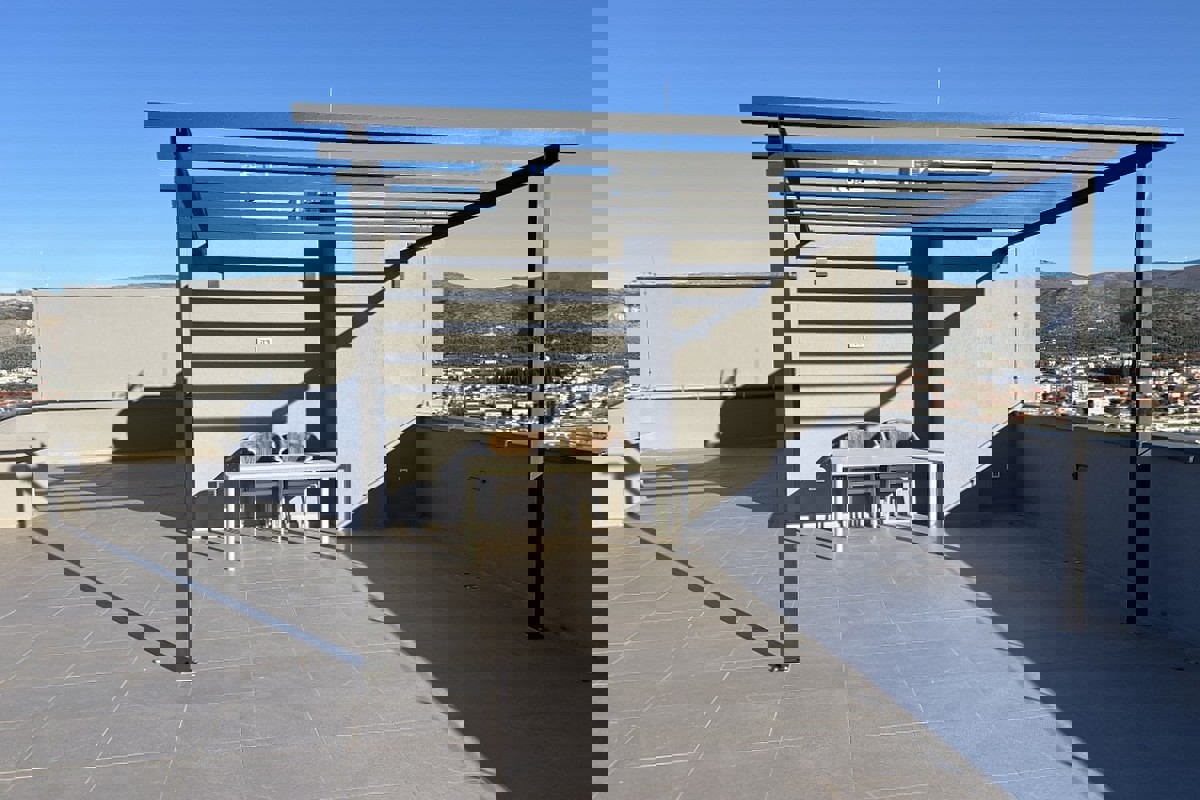 Attico moderno con terrazza panoramica e vista mare panoramica