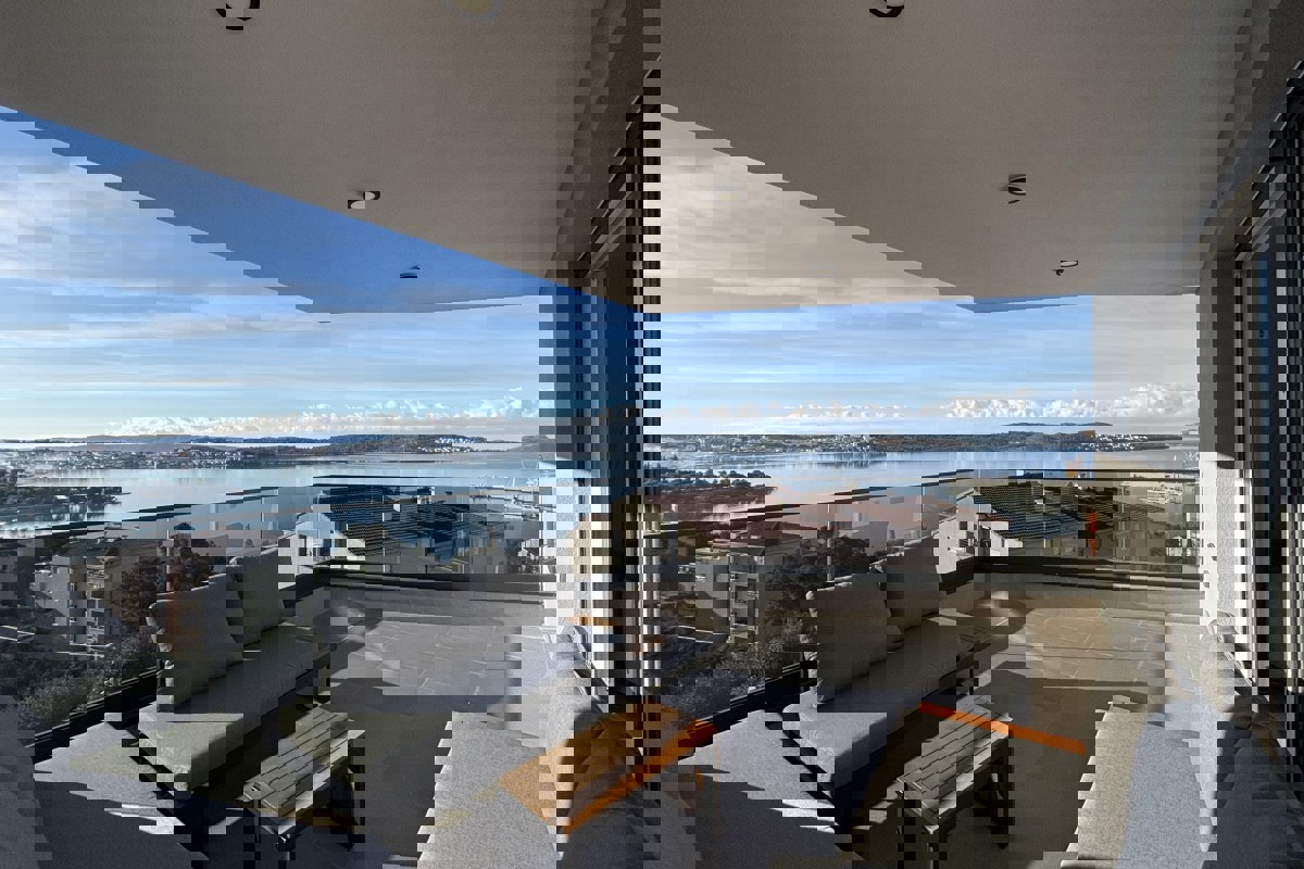 Attico moderno con terrazza panoramica e vista mare panoramica