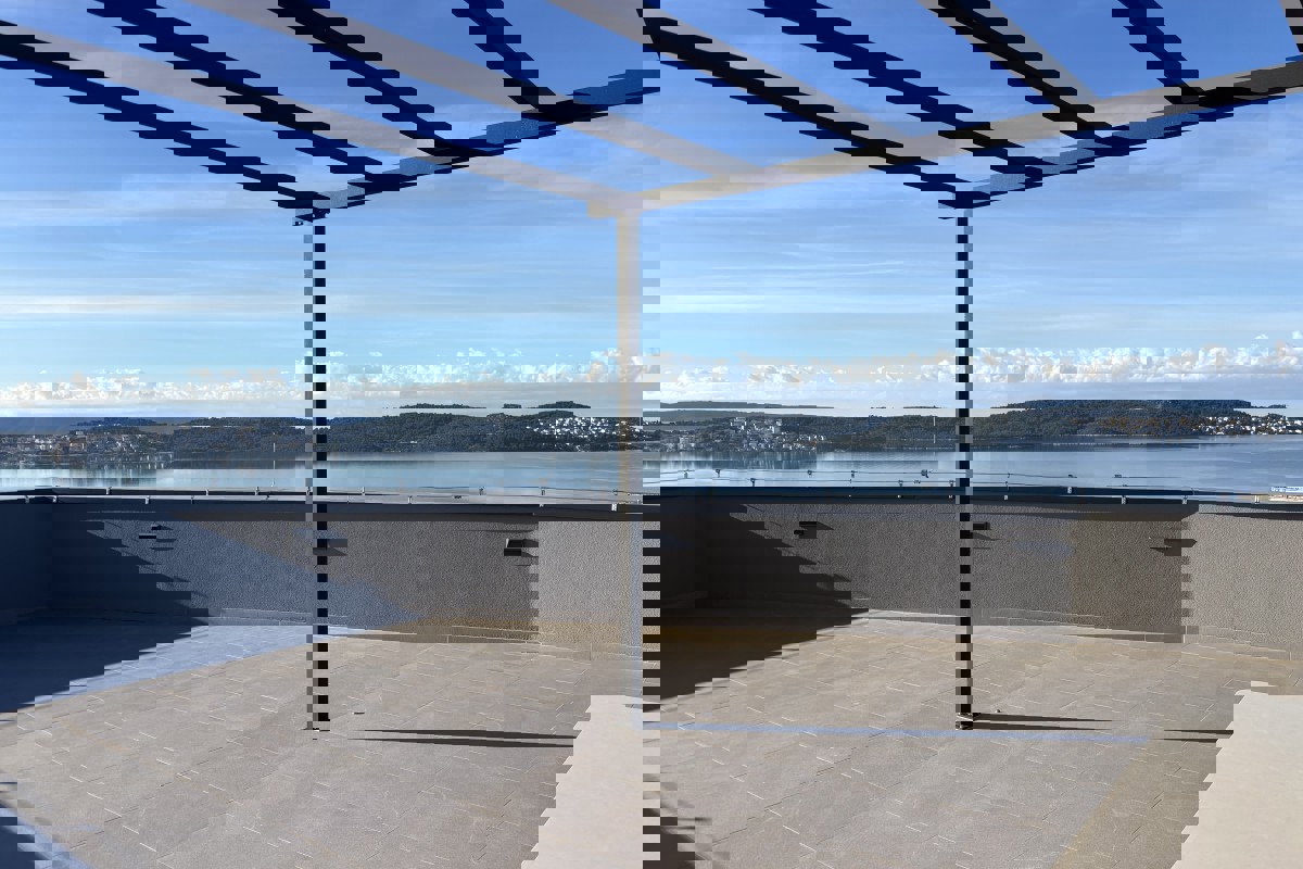Attico moderno con terrazza panoramica e vista mare panoramica