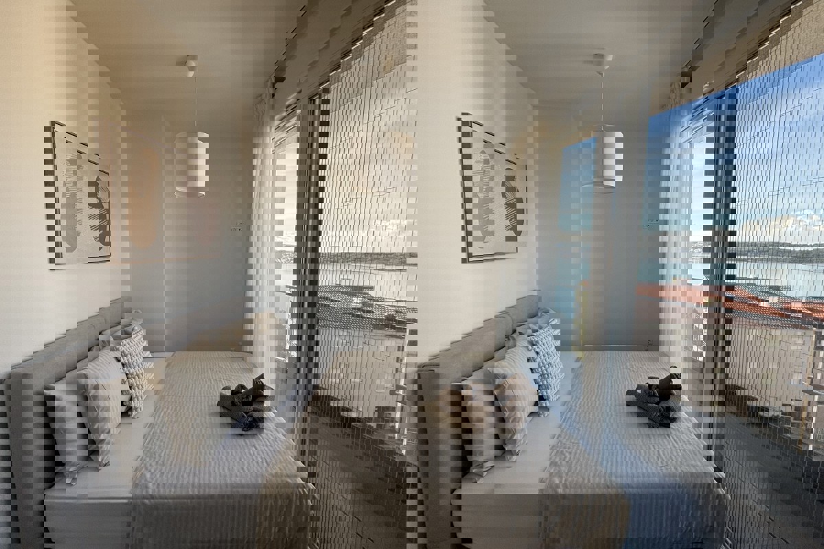 Attico moderno con terrazza panoramica e vista mare panoramica