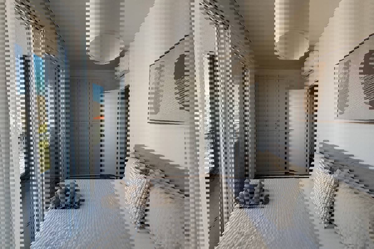 Attico moderno con terrazza panoramica e vista mare panoramica