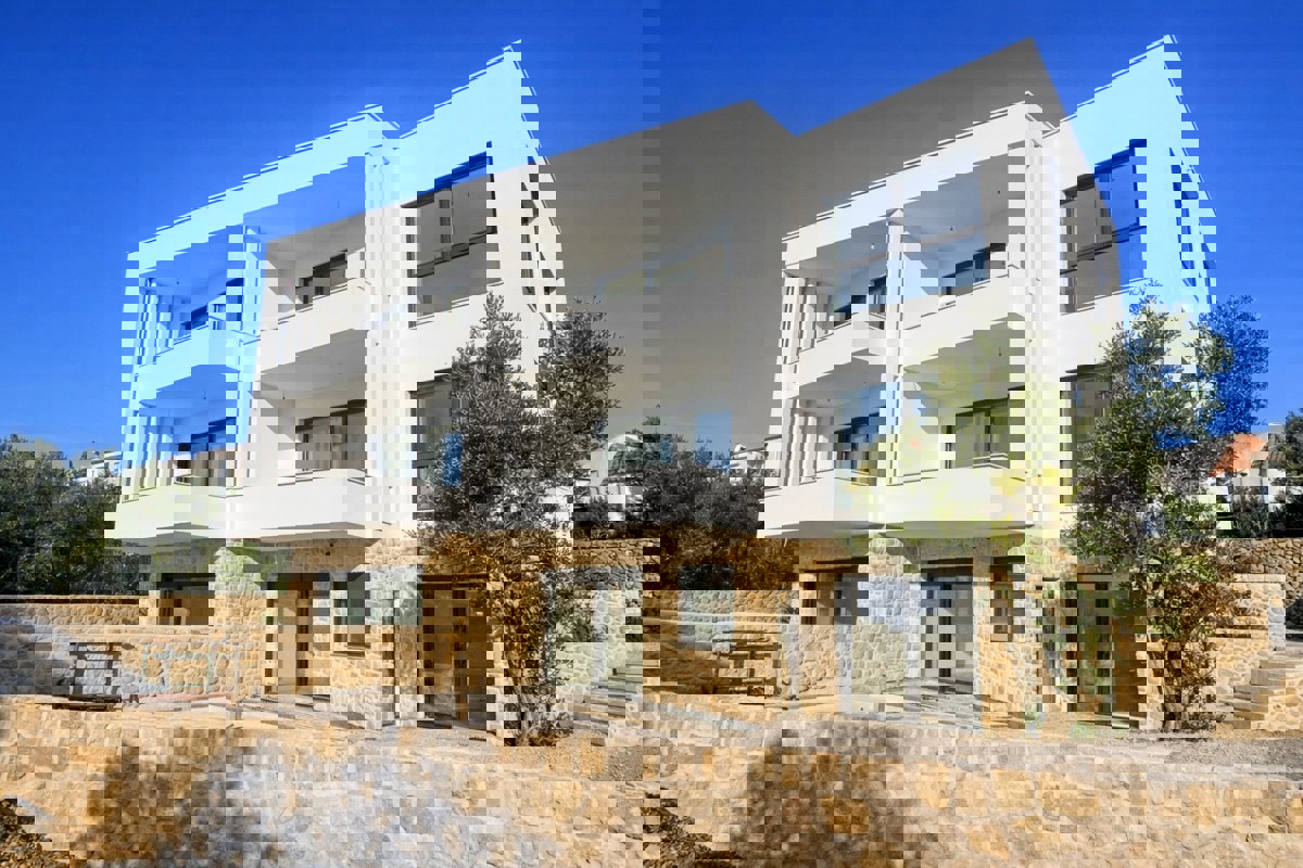 Moderno appartamento con piscina e giardino