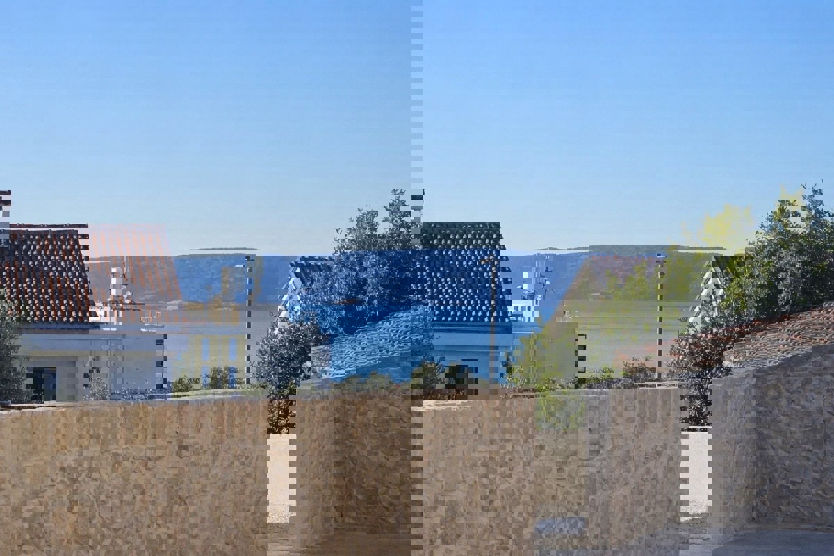 Moderno appartamento con piscina e giardino