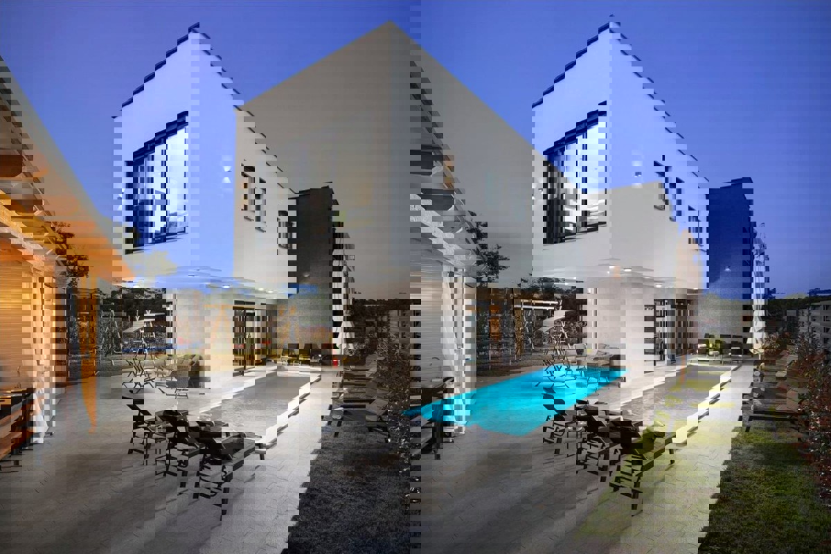 Villa di lusso di nuova costruzione con piscina