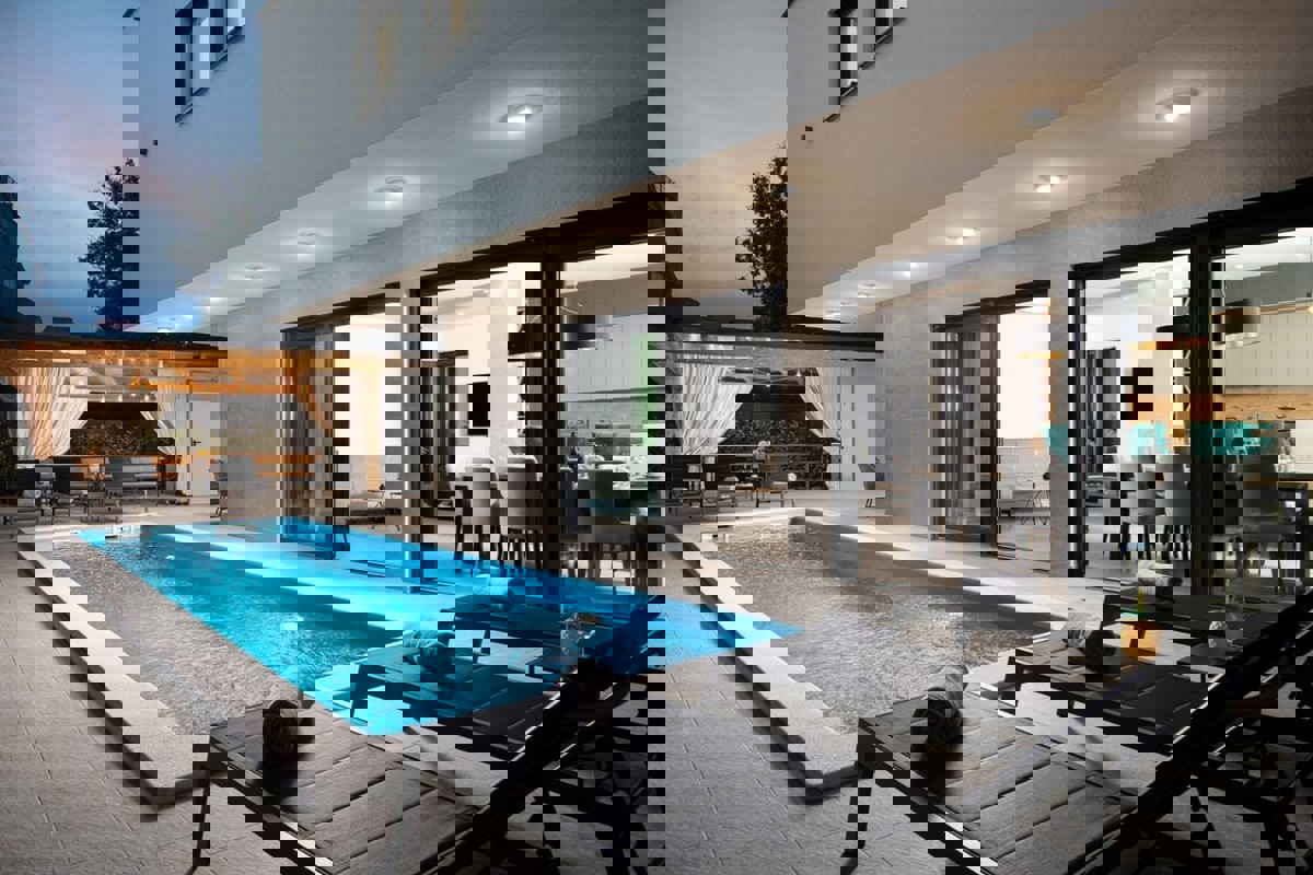 Villa di lusso di nuova costruzione con piscina