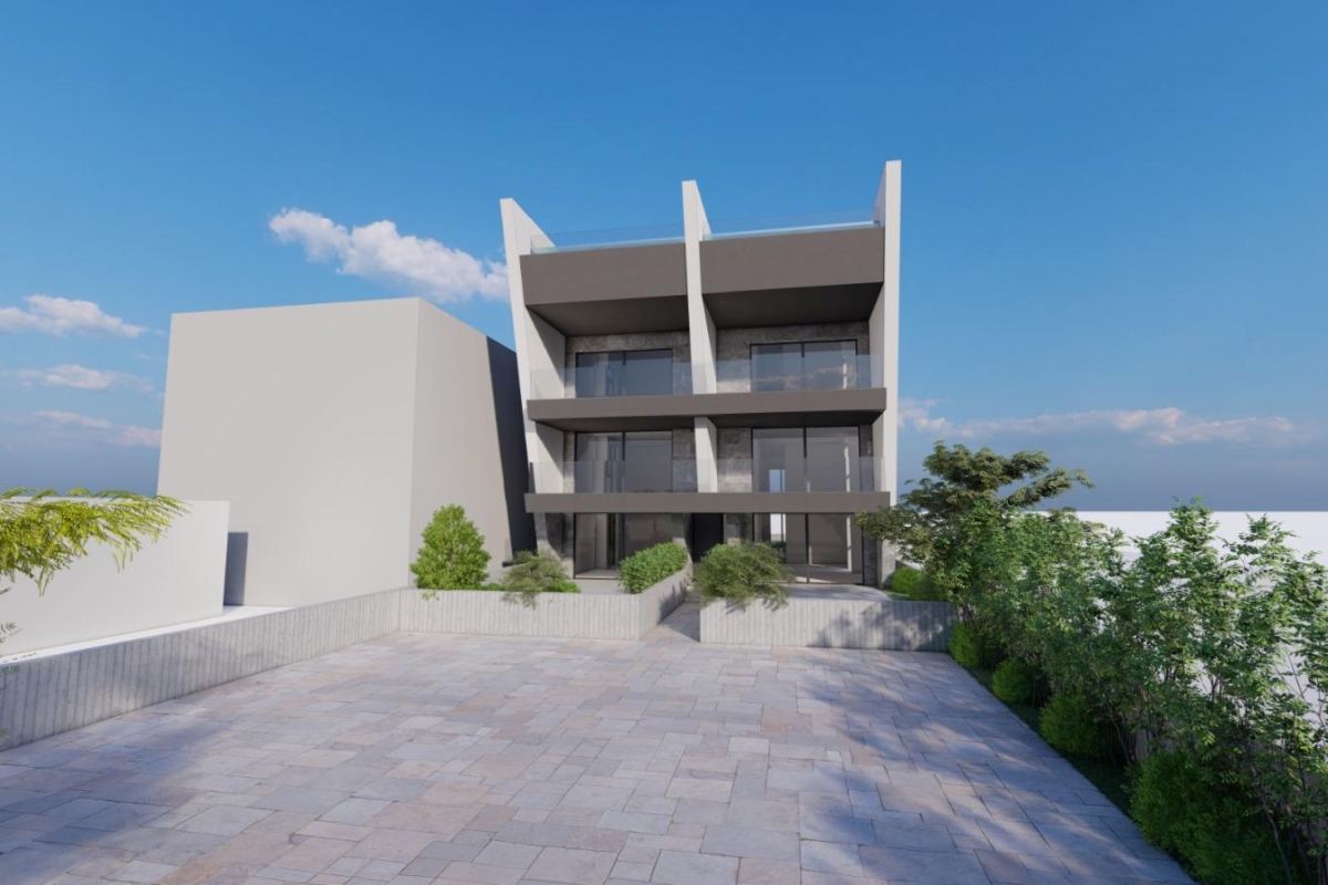 Appartamento trilocale in un nuovo edificio, in prima fila sul mare