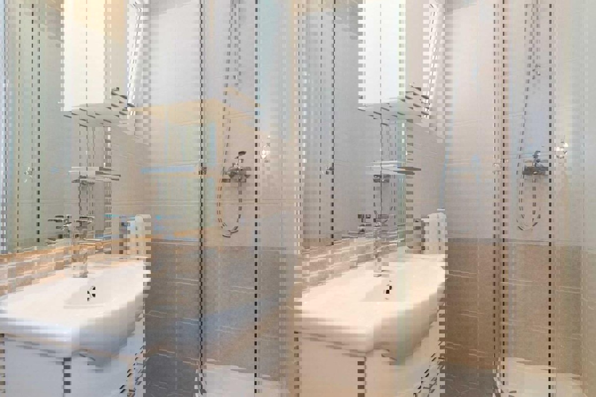 Appartamento con due camere da letto e vista mare, vicino alla spiaggia