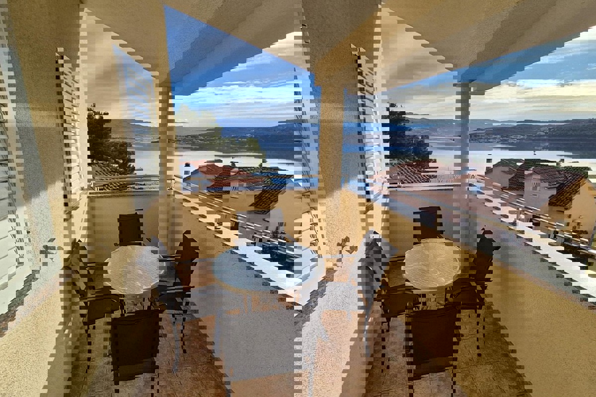 Appartamento con due camere da letto e vista mare, vicino alla spiaggia