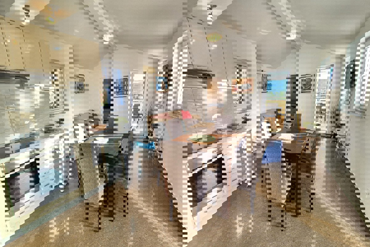 Appartamento con due camere da letto e vista mare, vicino alla spiaggia