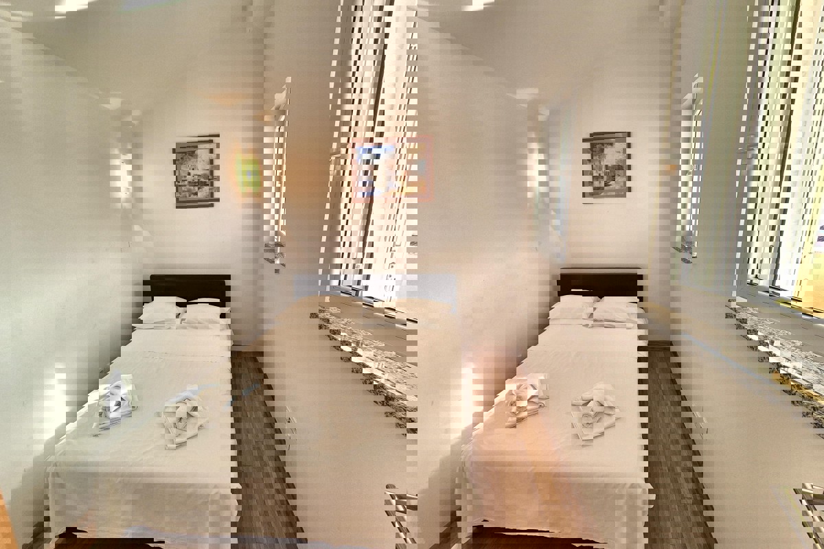 Appartamento con due camere da letto e vista mare, vicino alla spiaggia