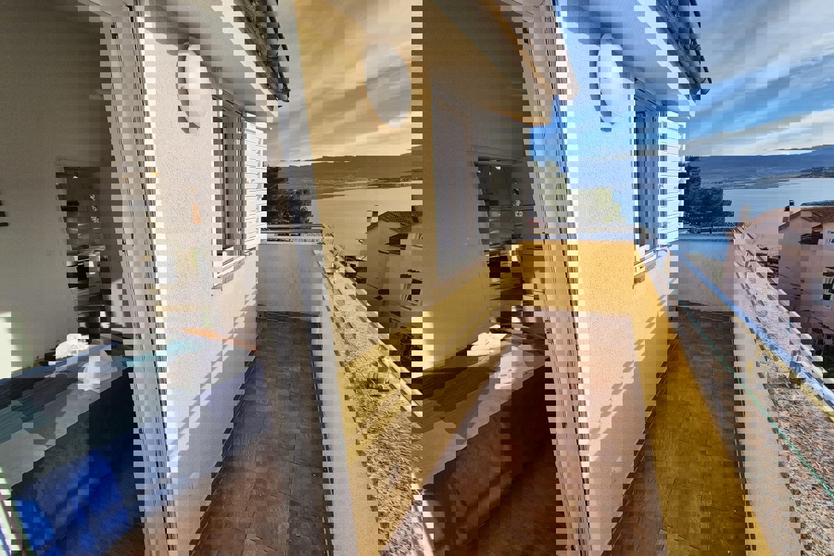 Appartamento con due camere da letto e vista mare, vicino alla spiaggia