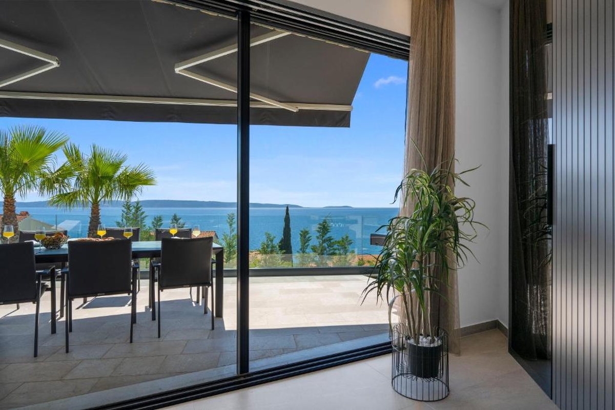 Villa di lusso con piscina e vista mare aperta