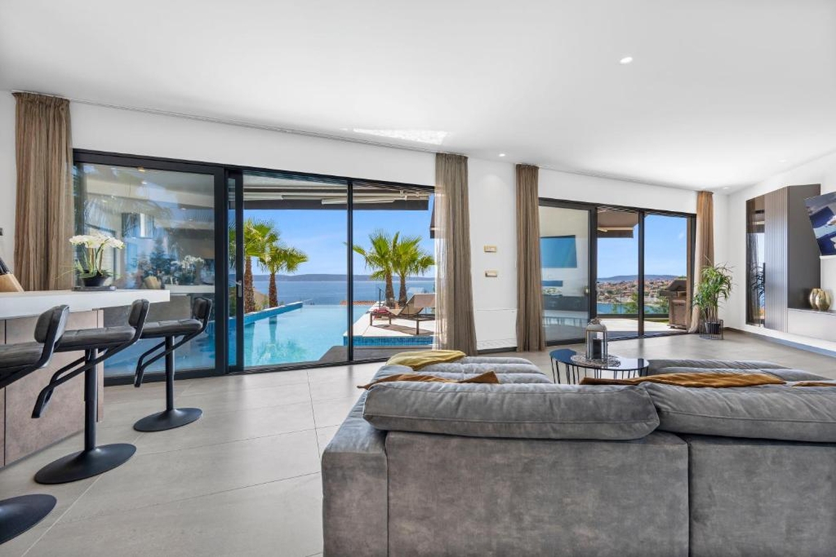 Villa di lusso con piscina e vista mare aperta