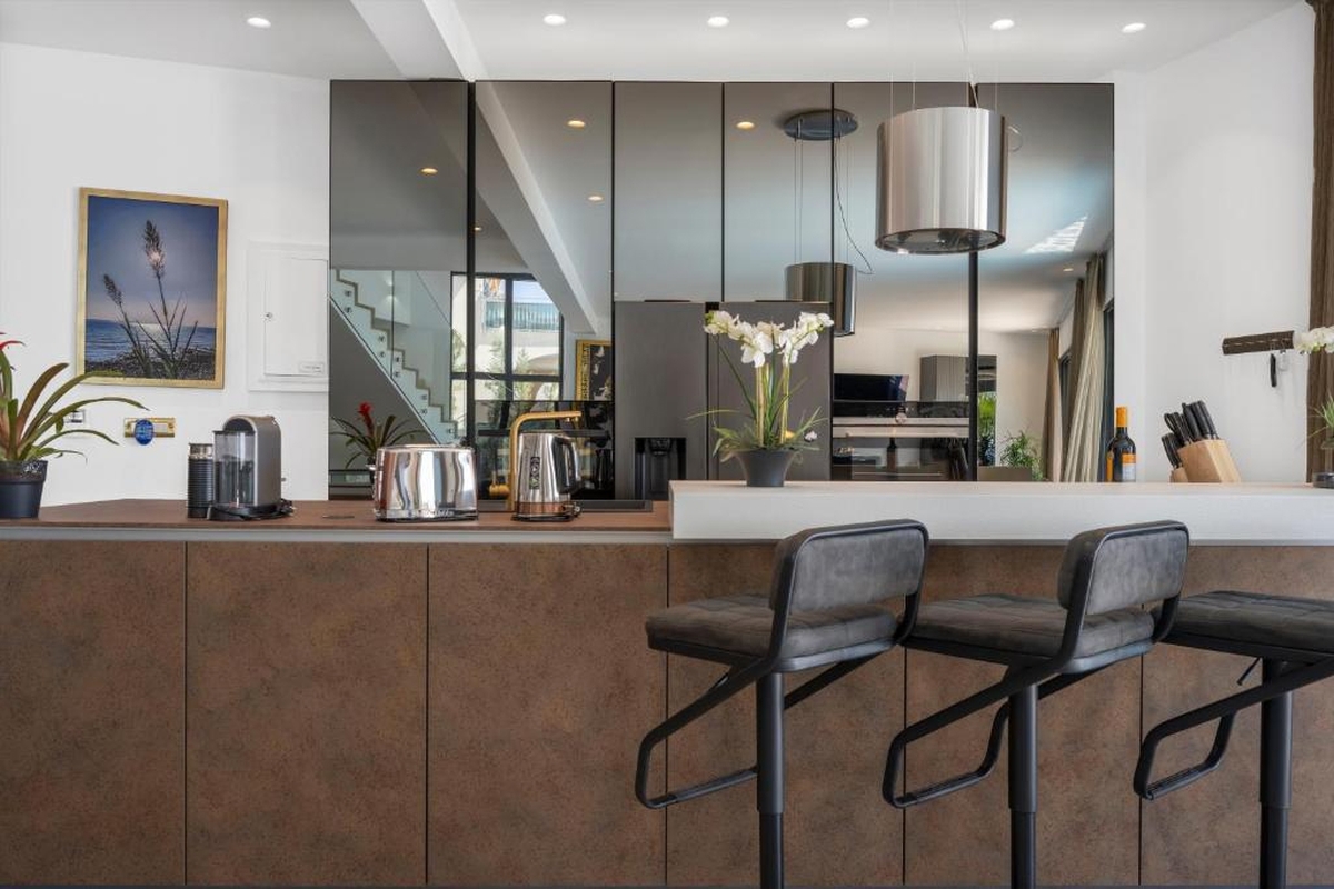 Villa di lusso con piscina e vista mare aperta