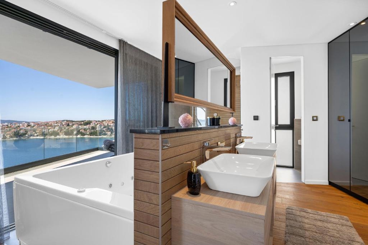 Villa di lusso con piscina e vista mare aperta