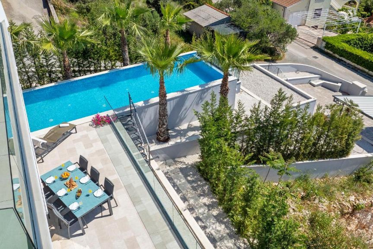 Villa di lusso con piscina e vista mare aperta