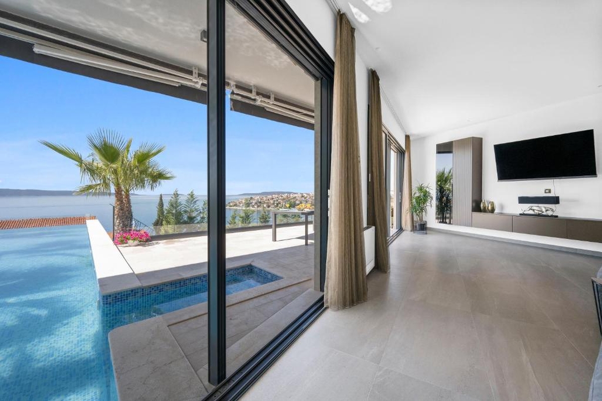 Villa di lusso con piscina e vista mare aperta