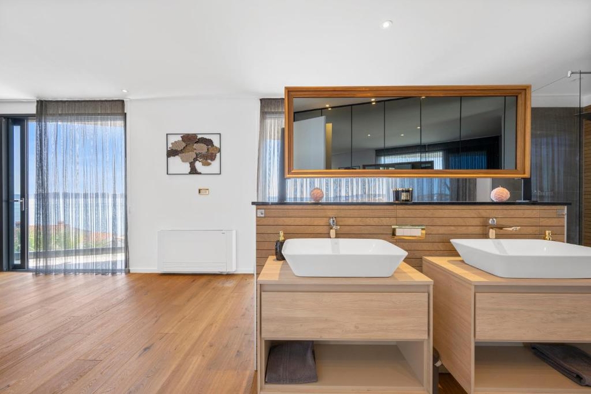 Villa di lusso con piscina e vista mare aperta