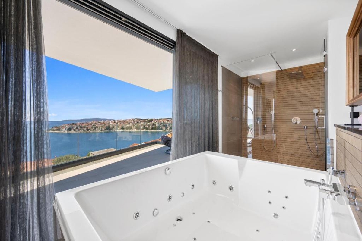 Villa di lusso con piscina e vista mare aperta