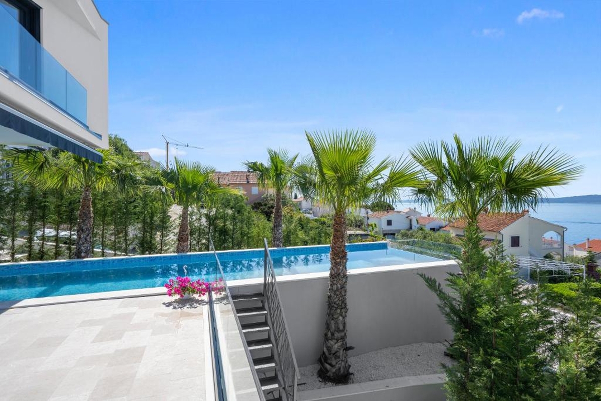 Villa di lusso con piscina e vista mare aperta
