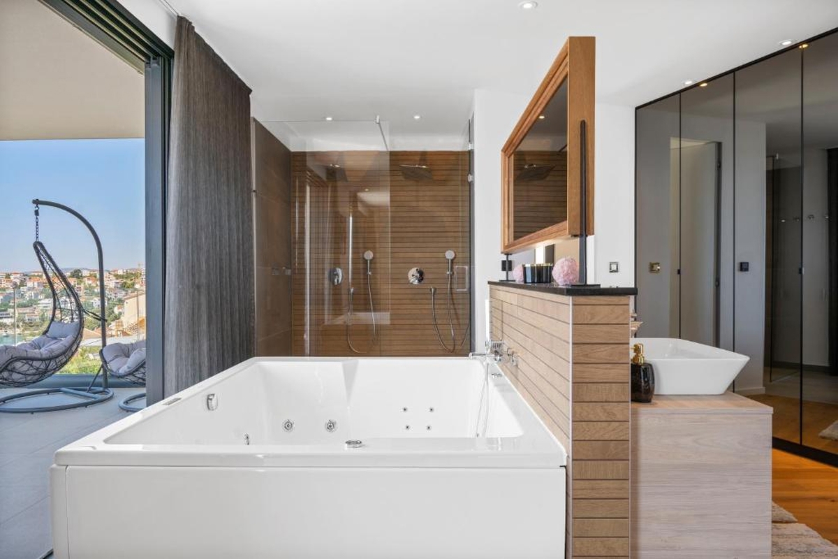 Villa di lusso con piscina e vista mare aperta