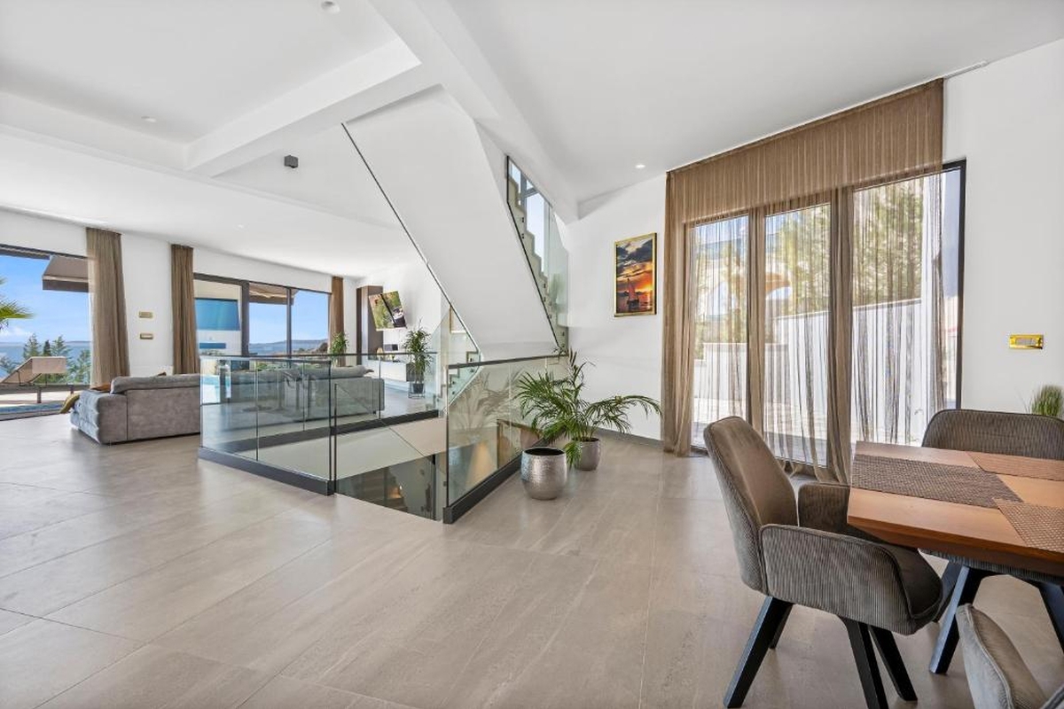 Villa di lusso con piscina e vista mare aperta