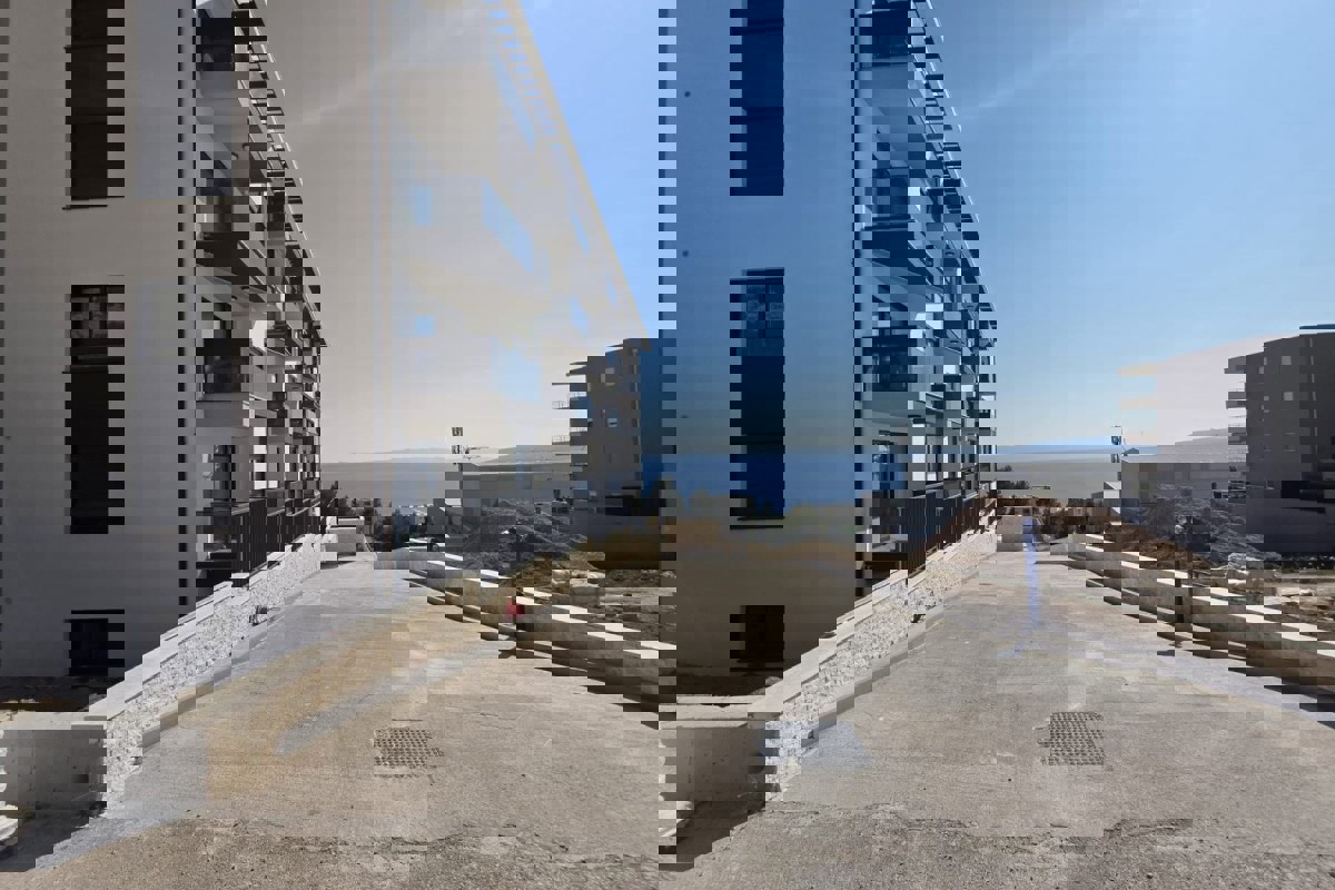 Attraente appartamento con due camere da letto in un edificio di nuova costruzione con vista parziale sul mare