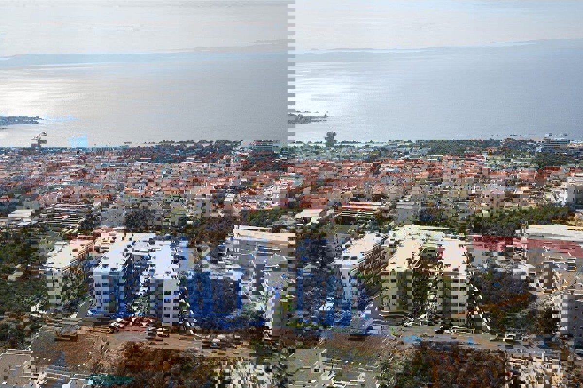 Attraente appartamento con due camere da letto in un edificio di nuova costruzione con vista parziale sul mare