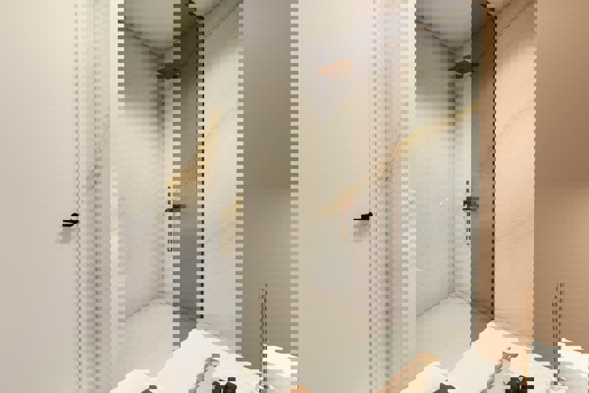 Attraente appartamento con due camere da letto in un edificio di nuova costruzione con vista parziale sul mare