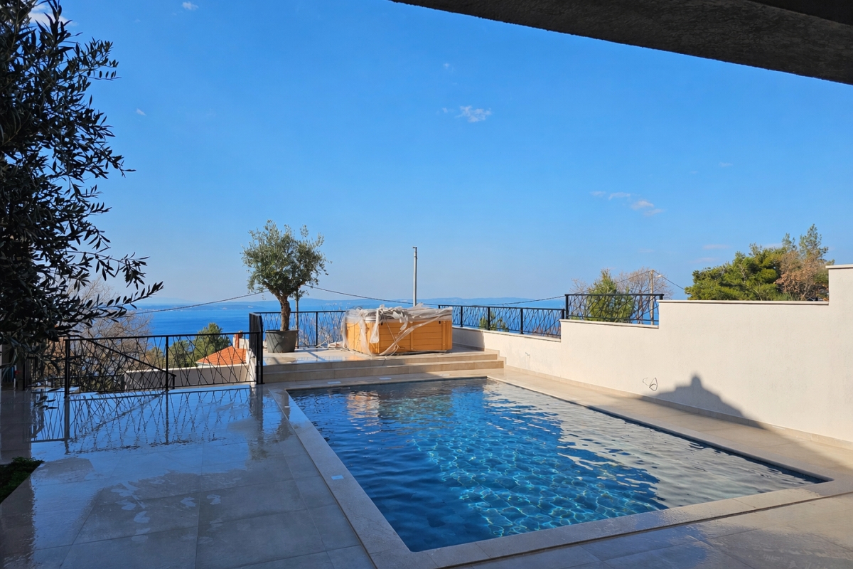 Casa con piscina e vista mare