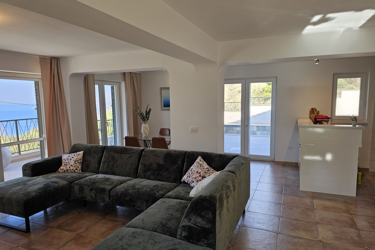 Casa con piscina e vista mare