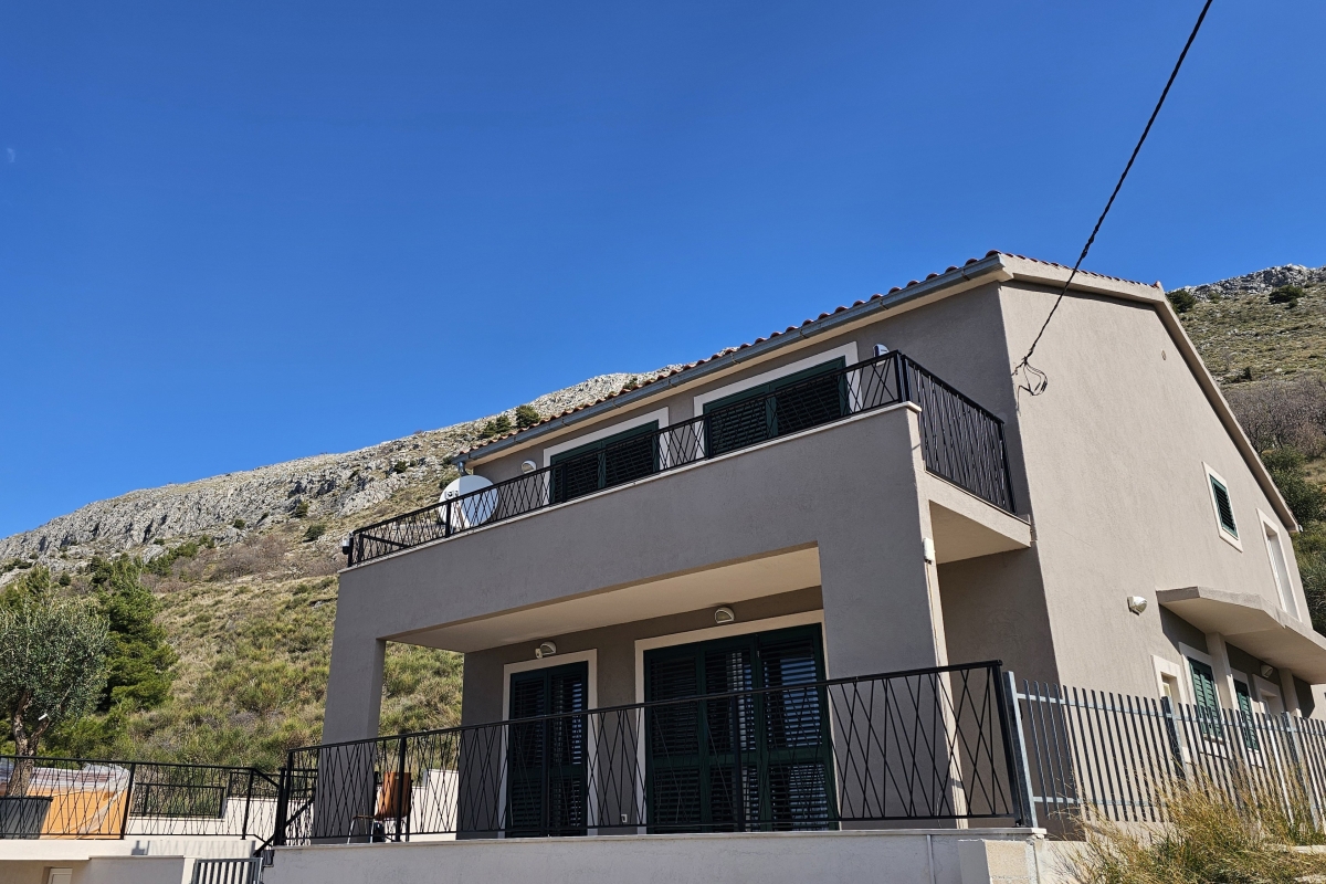 Casa con piscina e vista mare