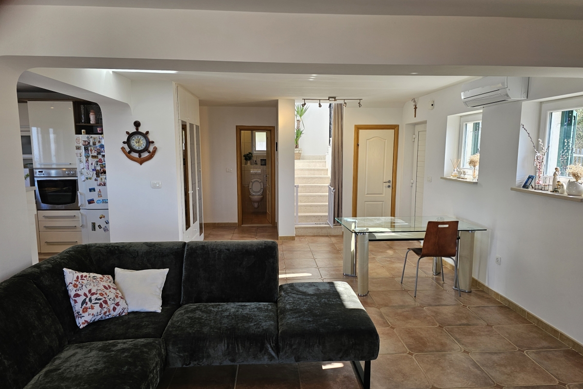 Casa con piscina e vista mare