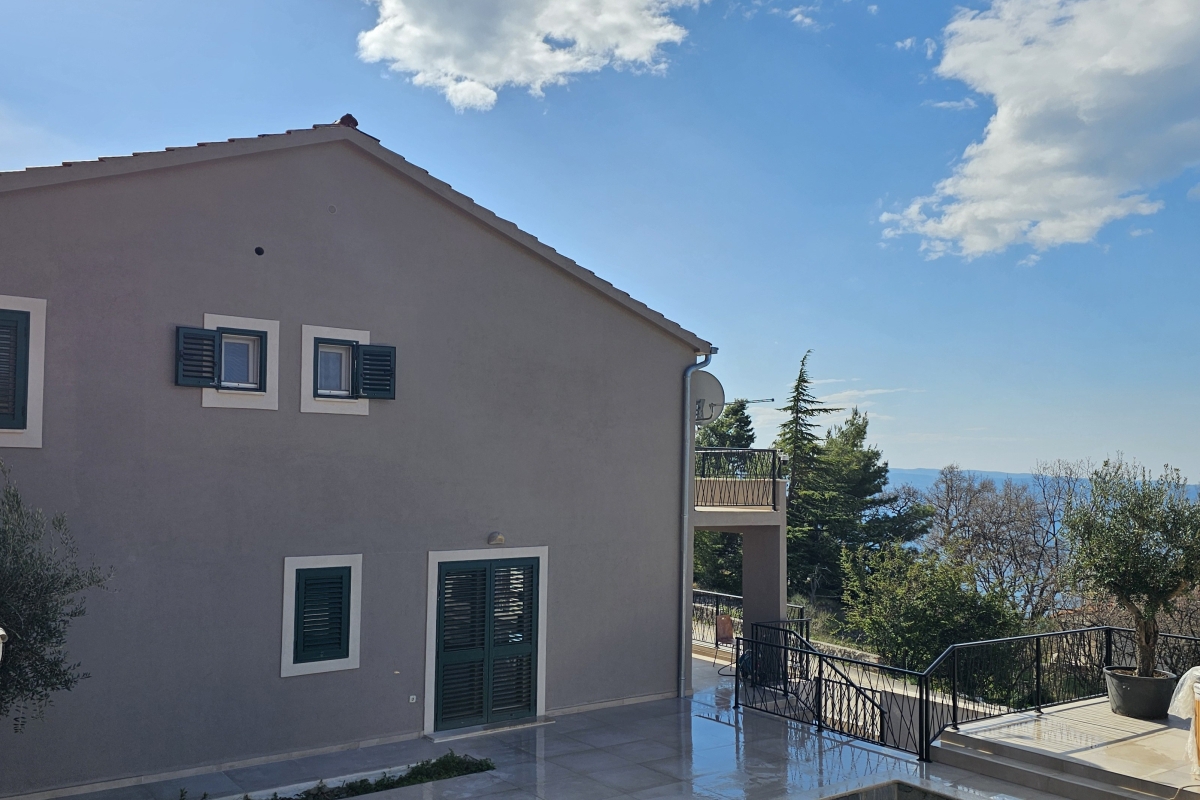 Casa con piscina e vista mare