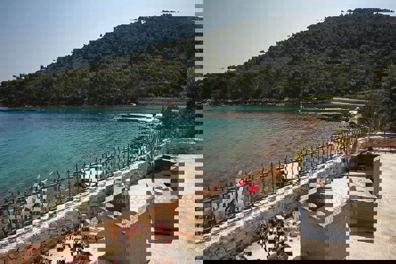 Bella casa di pietra in riva al mare, in vendita