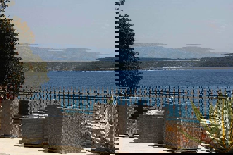 Bella casa di pietra in riva al mare, in vendita