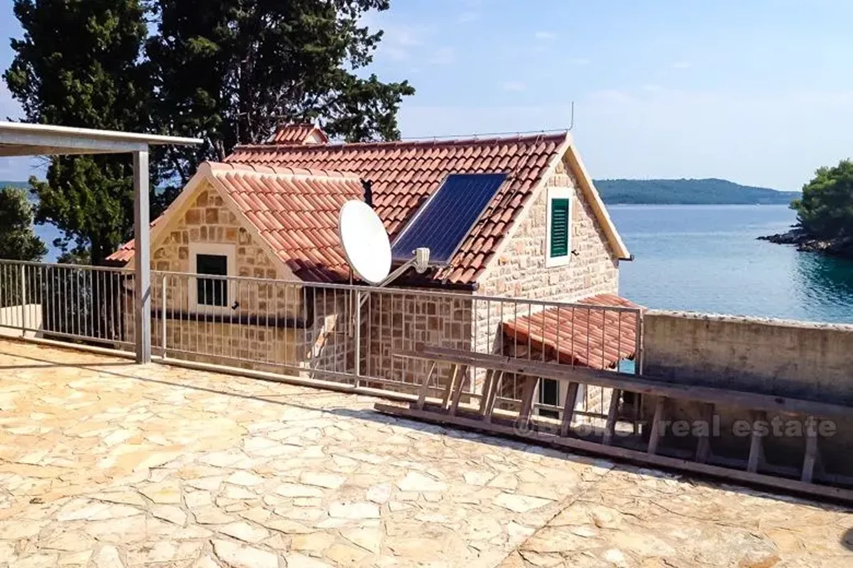 Bella casa di pietra in riva al mare, in vendita