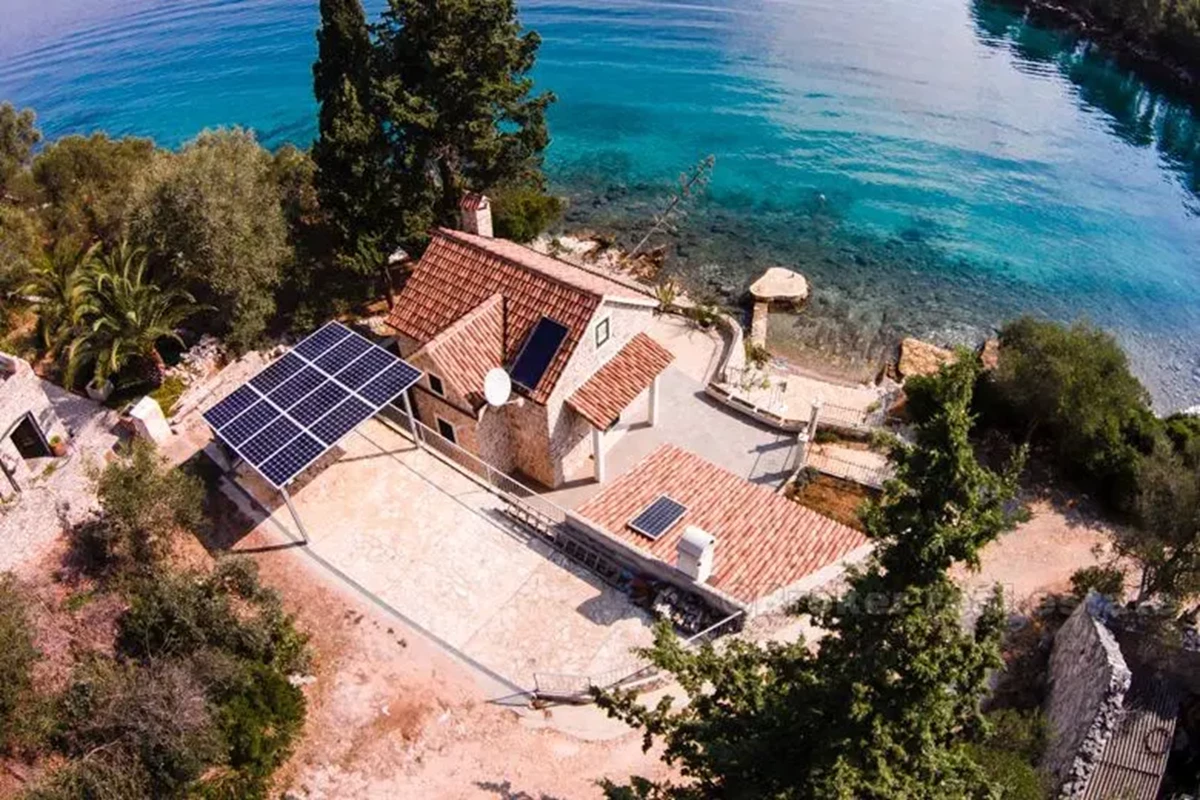 Bella casa di pietra in riva al mare, in vendita