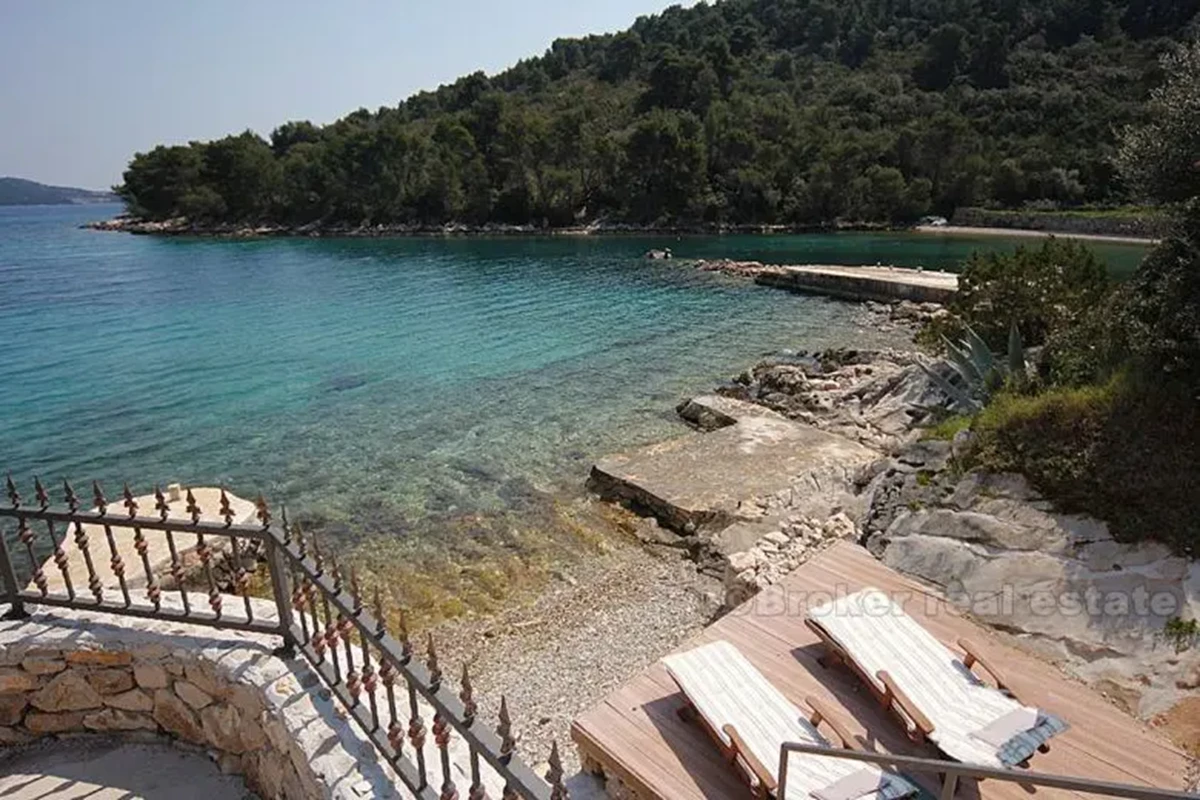 Bella casa di pietra in riva al mare, in vendita