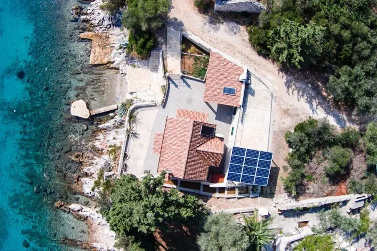 Bella casa di pietra in riva al mare, in vendita