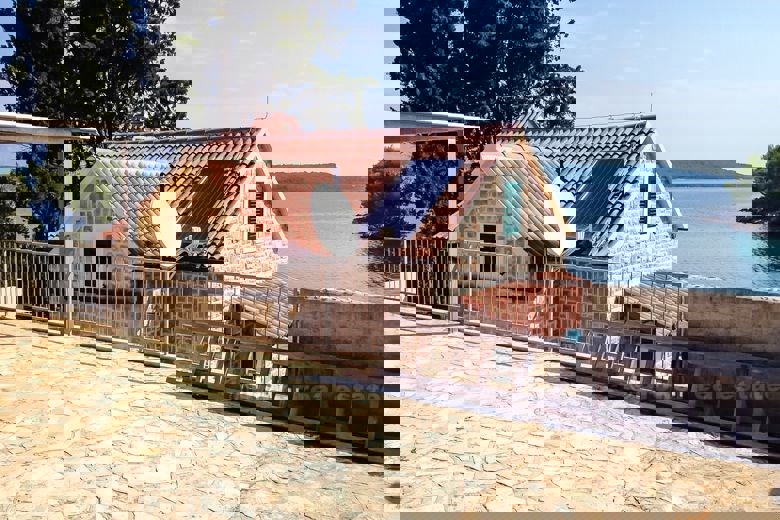 Bella casa di pietra in riva al mare, in vendita