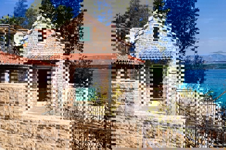 Bella casa di pietra in riva al mare, in vendita