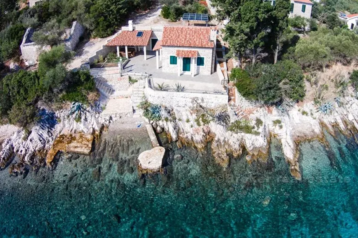 Bella casa di pietra in riva al mare, in vendita