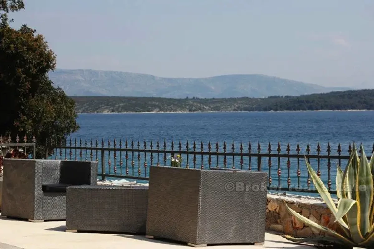 Bella casa di pietra in riva al mare, in vendita