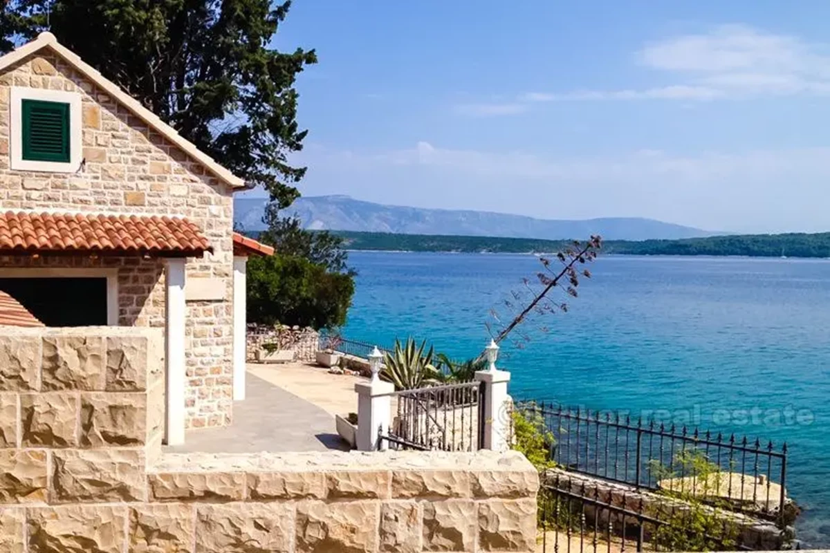 Bella casa di pietra in riva al mare, in vendita